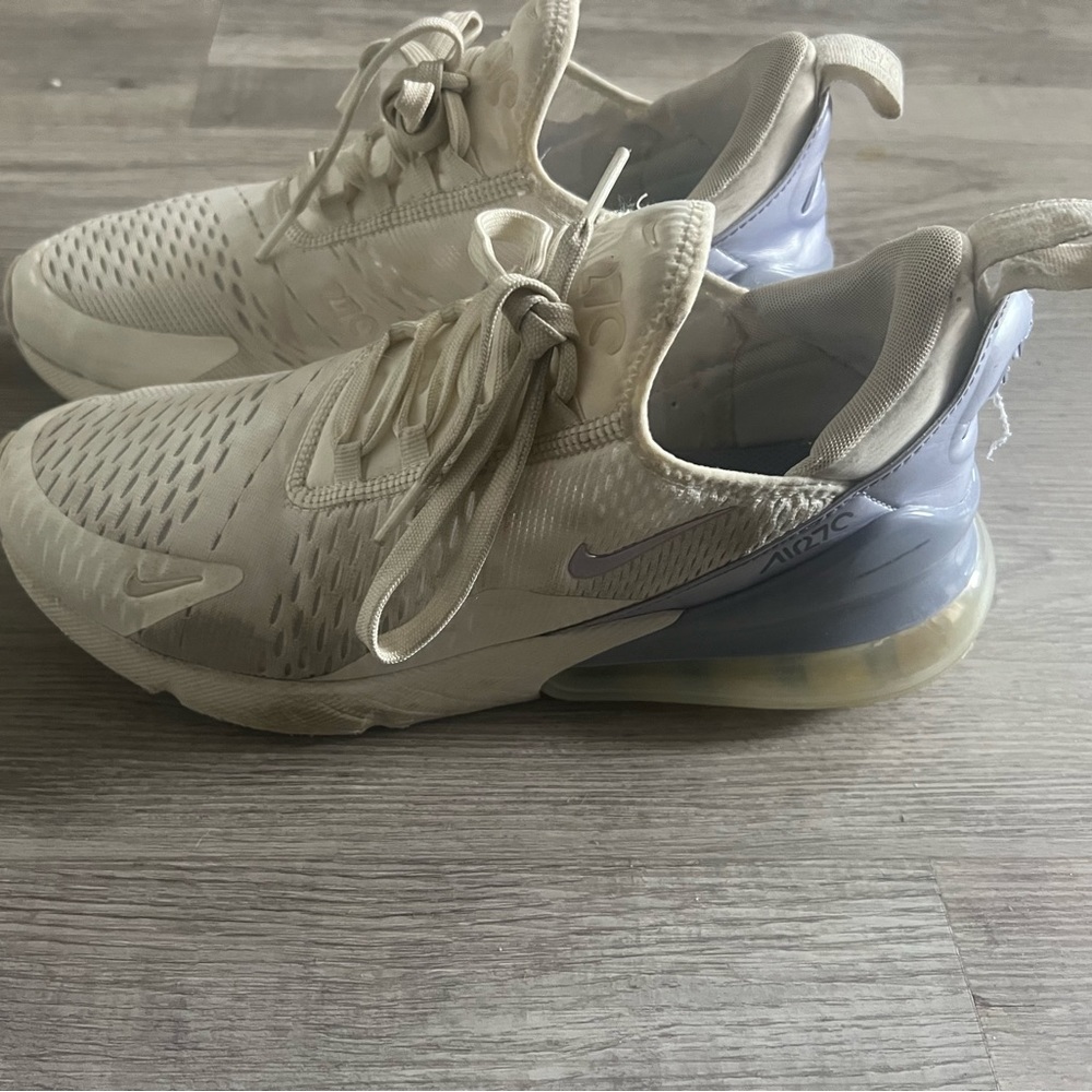 Size 10 Nike 270s